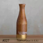 فازة ديكور خشبية طويلة بتصميم أسطواني ولون بني طبيعي مزينة بنقوش بيضاء وقاعدة ذهبية لامعة بمقاس 24 سم.