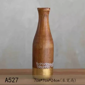 فازة ديكور خشبية طويلة بتصميم أسطواني ولون بني طبيعي مزينة بنقوش بيضاء وقاعدة ذهبية لامعة بمقاس 24 سم.