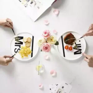 صحن تقديم سيراميك دائري أبيض طبعة Mr أسود للفطور والعشاء