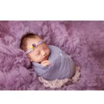 مولود نائم داخل عش من صوف الخروف الطبيعي لون بنفسجي لافندر