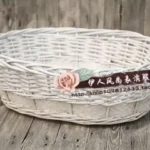 سلة خيزران بيضاء لتصوير المواليد مزينة بوردة زهرية جانبية