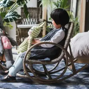 كرسي هزاز خيزران للاطفال لون رمادي معتق تصميم ريفي للتصوير