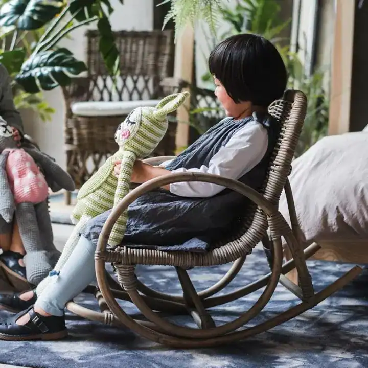 كرسي هزاز خيزران للاطفال لون رمادي معتق تصميم ريفي للتصوير