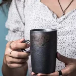 كوب سيراميك حجري طويل 380 مل لون أسود معدني ومقبض حلقي
