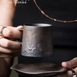 كوب قهوة سيراميك حجري ملمس معدني خشن لون داكن بدون صحن