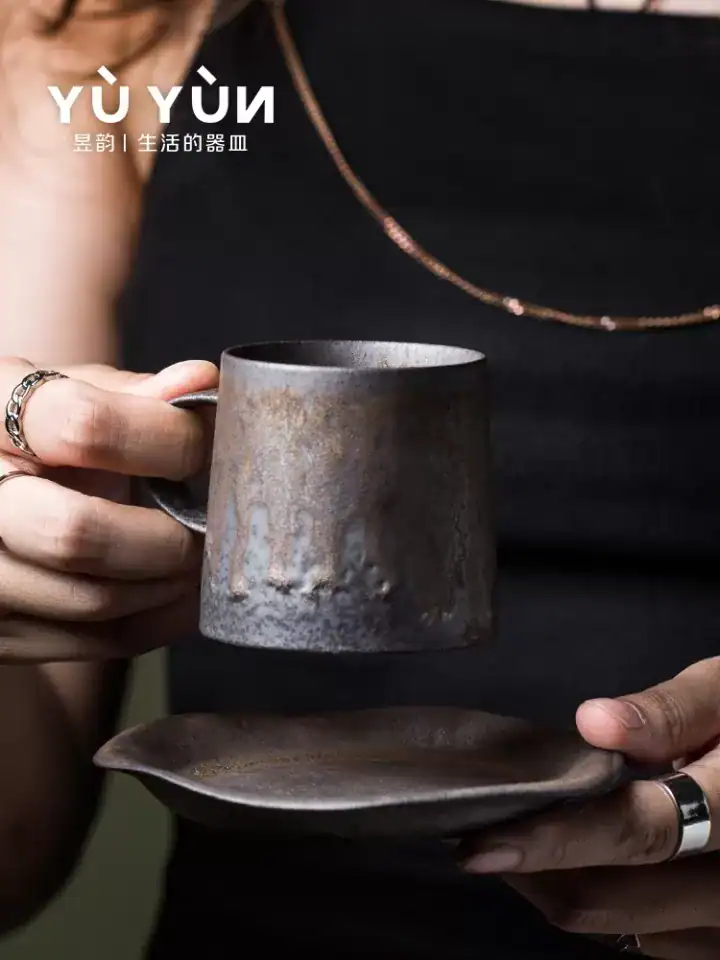 كوب قهوة سيراميك حجري ملمس معدني خشن لون داكن بدون صحن