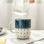 كوب قهوة سيراميك بمسكة لون أزرق ومنقط أسود تصميم مودرن