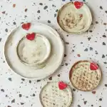 صحن سيراميك ميني دائري شغل يدوي بقلب أحمر للصوصات