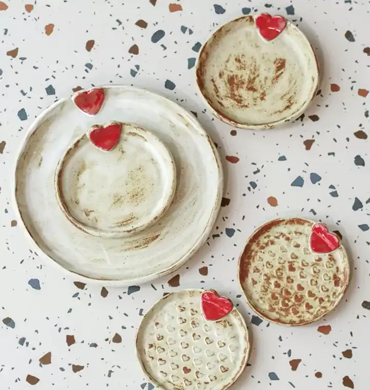 صحن سيراميك ميني دائري شغل يدوي بقلب أحمر للصوصات