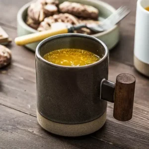 كوب قهوة سيراميك رمادي بيد خشبية وقاعدة رملية سعة 370 مل