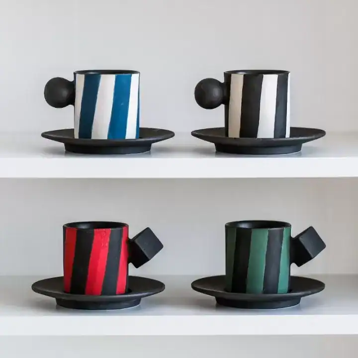 كوب قهوة سيراميك مع صحن مخطط أخضر وأسود مقبض هندسي سعة 150 مل
