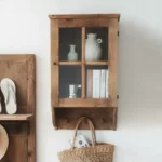 دولاب جداري خشب صنوبر أبواب زجاجية وخطافات للمطبخ