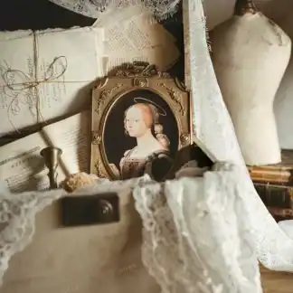 ايطار ذهبي صور فكتوريه في الوسط