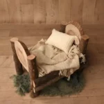 سرير تصوير مواليد خشبي ريفي مصنوع من شرائح جذوع شجر دائرية واغصان