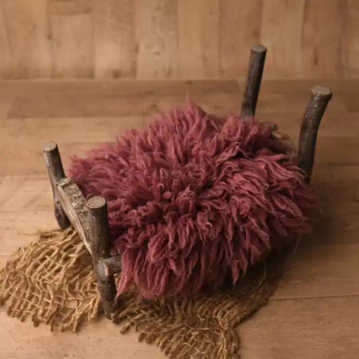 سرير تصوير مواليد مصنوع من اغصان وجذوع شجر خشب طبيعي تصميم ريفي