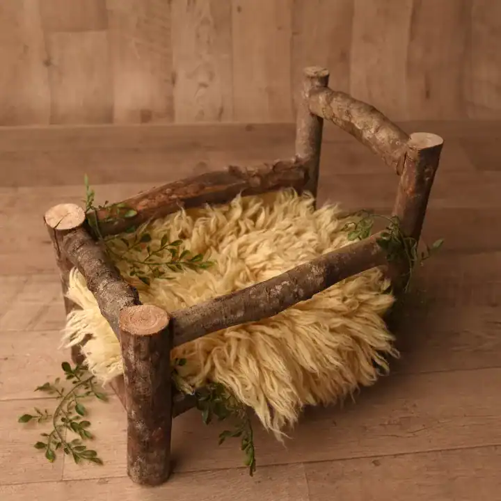 سرير تصوير مواليد خشبي مصنوع من اغصان شجر طبيعية تصميم مهد ريفي مزين بالاوراق