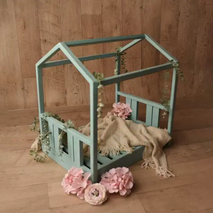 سرير تصوير مواليد خشبي لون اخضر مريمي تصميم هيكل منزل او كوخ مزين بالزهور