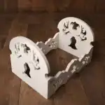 سرير تصوير مواليد خشبي لون ابيض تصميم زخارف مفرغة قرون غزال