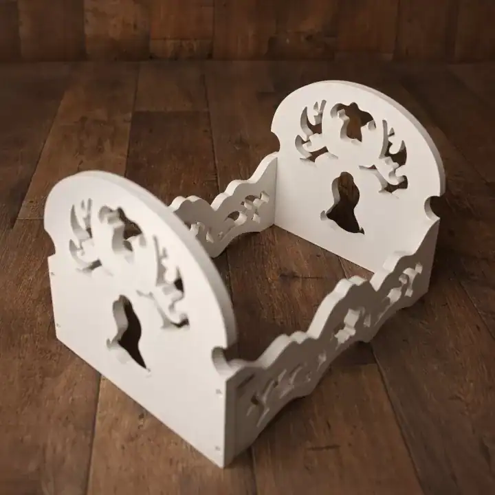 سرير تصوير مواليد خشبي لون ابيض تصميم زخارف مفرغة قرون غزال