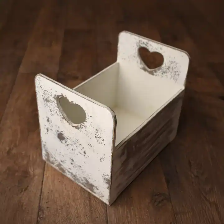 صندوق تصوير مواليد خشبي لون ابيض معتق شابي شيك مع فتحة قلب