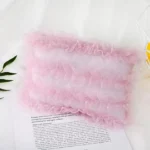 مخدة تصوير مواليد من الدانتيل الوردي المكشكش والمنقط بتصميم فرنسي رقيق موضوعة على ورقة مكتوبة في استوديو تصوير