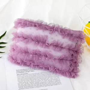 مخدة تصوير مواليد لافندر فاتح من الدانتيل المكشكش بتصميم فرنسي رقيق.