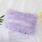 مخدة تصوير مواليد من الدانتيل الأبيض الفاخر بتصميم مستطيل موضوعة على خلفية قماشية ناعمة في استوديو تصوير مواليد