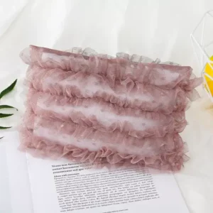 وسادة تصوير مواليد من الدانتيل الوردي العتيق بطبقات مكشكشة ونقاط دقيقة لجلسات التصوير الاحترافية.