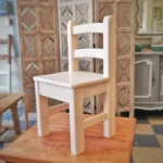 كرسي خشب أبيض لتصوير الأطفال والمواليد تصميم بسيط كلاسيكي