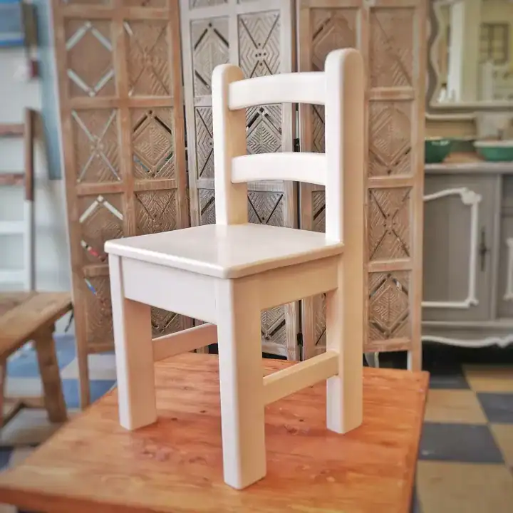 كرسي خشب أبيض لتصوير الأطفال والمواليد تصميم بسيط كلاسيكي