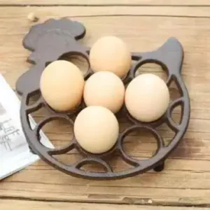 حامل بيض معدني على شكل دجاجة باللون البرونزي العتيق يضم 5 بيضات موضوع على طاولة خشبية بتصميم ريفي أنيق