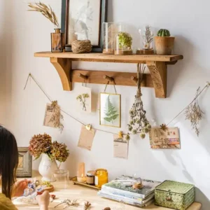 رف مطبخ خشب مع 3 علاقات – تصميم ريفي لركن القهوة
