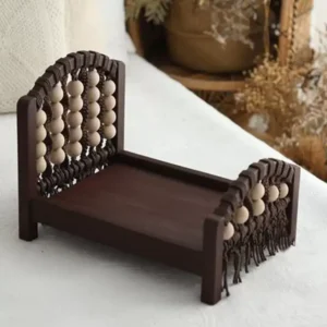سرير تصوير مواليد خشب بني داكن مع خرز فاتح تصميم مكرميه بوهيمي