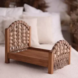 سرير تصوير مواليد خشبي تصميم بوهيمي مزين بخرز خشبي كبير مكرميه