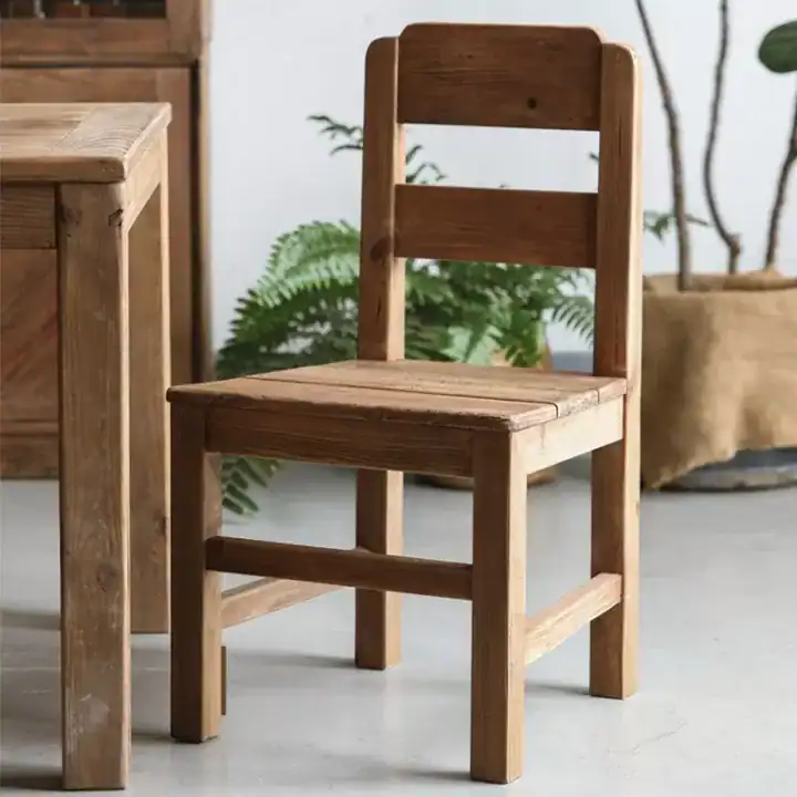 كرسي خشب ريفي