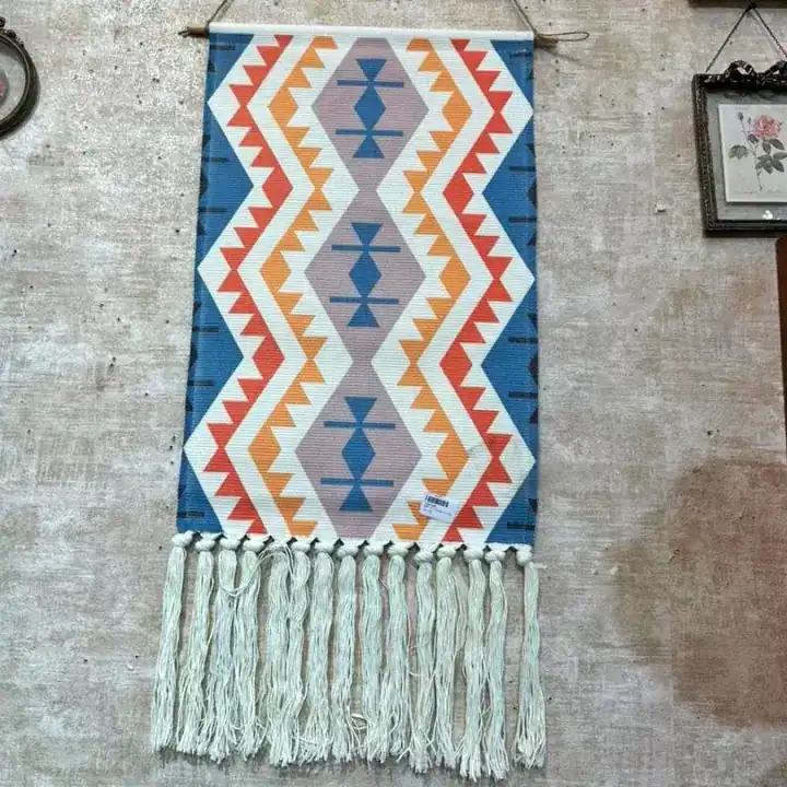 تعليقة مكرميه جدارية مصنوعة يدوياً من القطن الطبيعي بتصاميم بوهيمية متنوعة وألوان هادئة لتزيين غرف المعيشة وغرف النوم