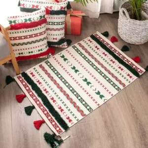 دواسة باب شقه قماشية بنقوش تراثية ملونة بالأحمر والأخضر مع شرابات جانبية موضوعة في زاوية معيشة بجانب أريكة ونباتات طبيعية