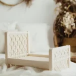 سرير تصوير مواليد خشبي لون كريمي تصميم مكرميه محفور راس مربع