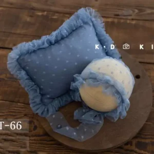 طقم مخدة وقبعة مواليد دانتيل باللون السماوي المنقط بتصميم كلاسيكي فاخر لتزيين غرف الأطفال وجلسات تصوير المواليد