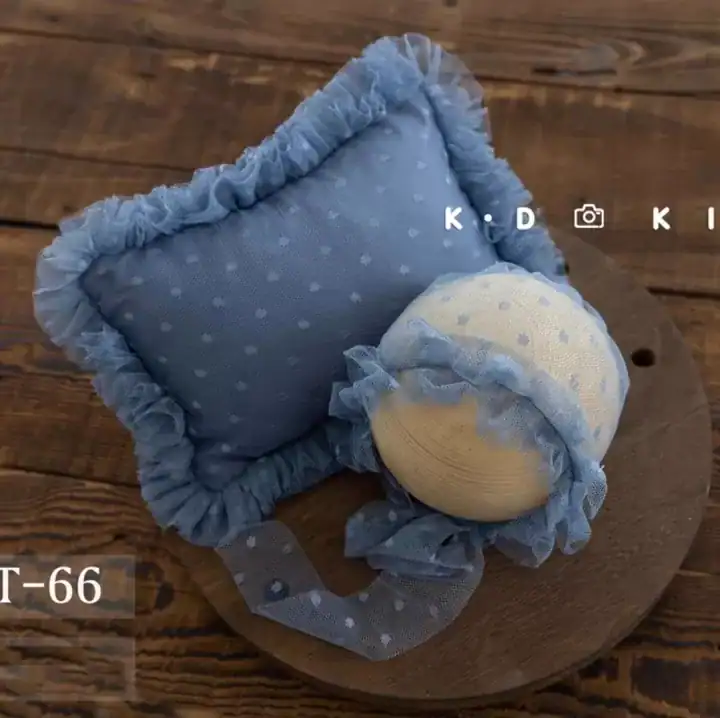 طقم مخدة وقبعة مواليد دانتيل باللون السماوي المنقط بتصميم كلاسيكي فاخر لتزيين غرف الأطفال وجلسات تصوير المواليد