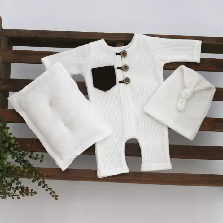 طقم ملابس تصوير مواليد 3 قطع أفرول أبيض بجيب أسود وقبعة ومخدة
