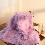 بساط فلوكاتي صناعي شعر طويل بلون ليلكي فاتح يستخدم كخلفية ناعمة وفاخرة لتصوير المواليد حديثي الولادة في استوديو احترافي