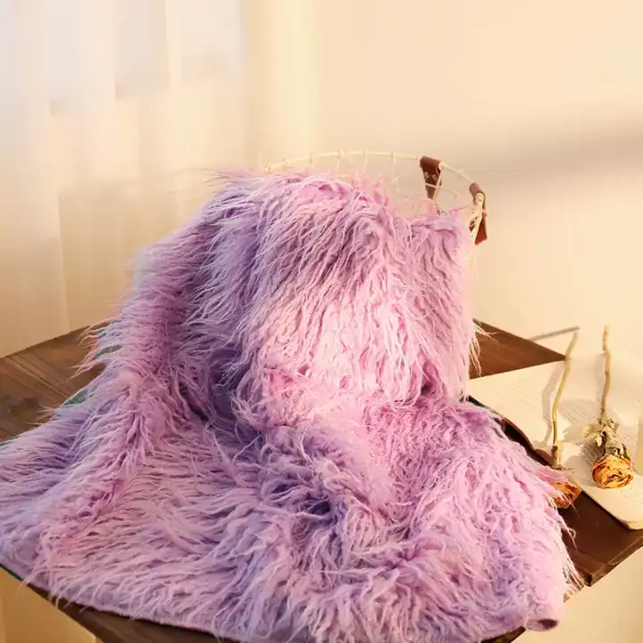 بساط فلوكاتي صناعي شعر طويل بلون ليلكي فاتح يستخدم كخلفية ناعمة وفاخرة لتصوير المواليد حديثي الولادة في استوديو احترافي