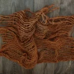 شبك من الخيش السميك الملون بألوان أرجوانية ورمادية وبنية يستخدم كخلفية ريفية وطبقة جمالية لتصوير المواليد حديثي الولادة