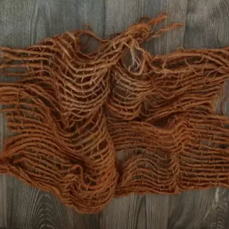 شبك من الخيش السميك الملون بألوان أرجوانية ورمادية وبنية يستخدم كخلفية ريفية وطبقة جمالية لتصوير المواليد حديثي الولادة