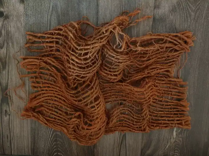 شبك من الخيش السميك الملون بألوان أرجوانية ورمادية وبنية يستخدم كخلفية ريفية وطبقة جمالية لتصوير المواليد حديثي الولادة