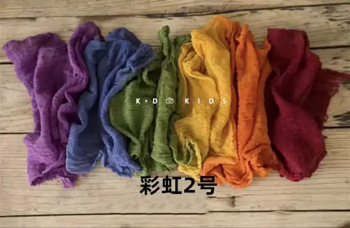 لفات قماش قطن ستريتش ملونة ومرتبة بجانب بعضها لتصوير المواليد