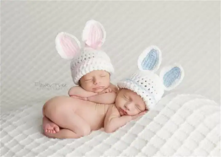 قبعة تصوير مواليد كروشيه أرنب لون أبيض بأذنين وردي وأزرق للتوائم