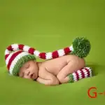 طقم تصوير مواليد كروشيه قبعة مخططة أحمر وأبيض بذيل طويل وجوارب