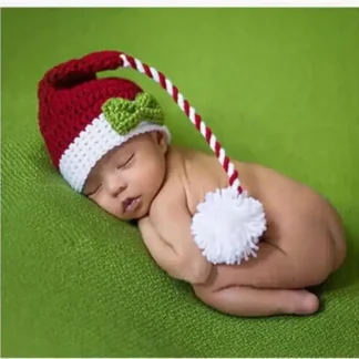 قبعة تصوير مواليد كروشيه أحمر ثيم قزم بذيل طويل مخطط وفيونكة خضراء